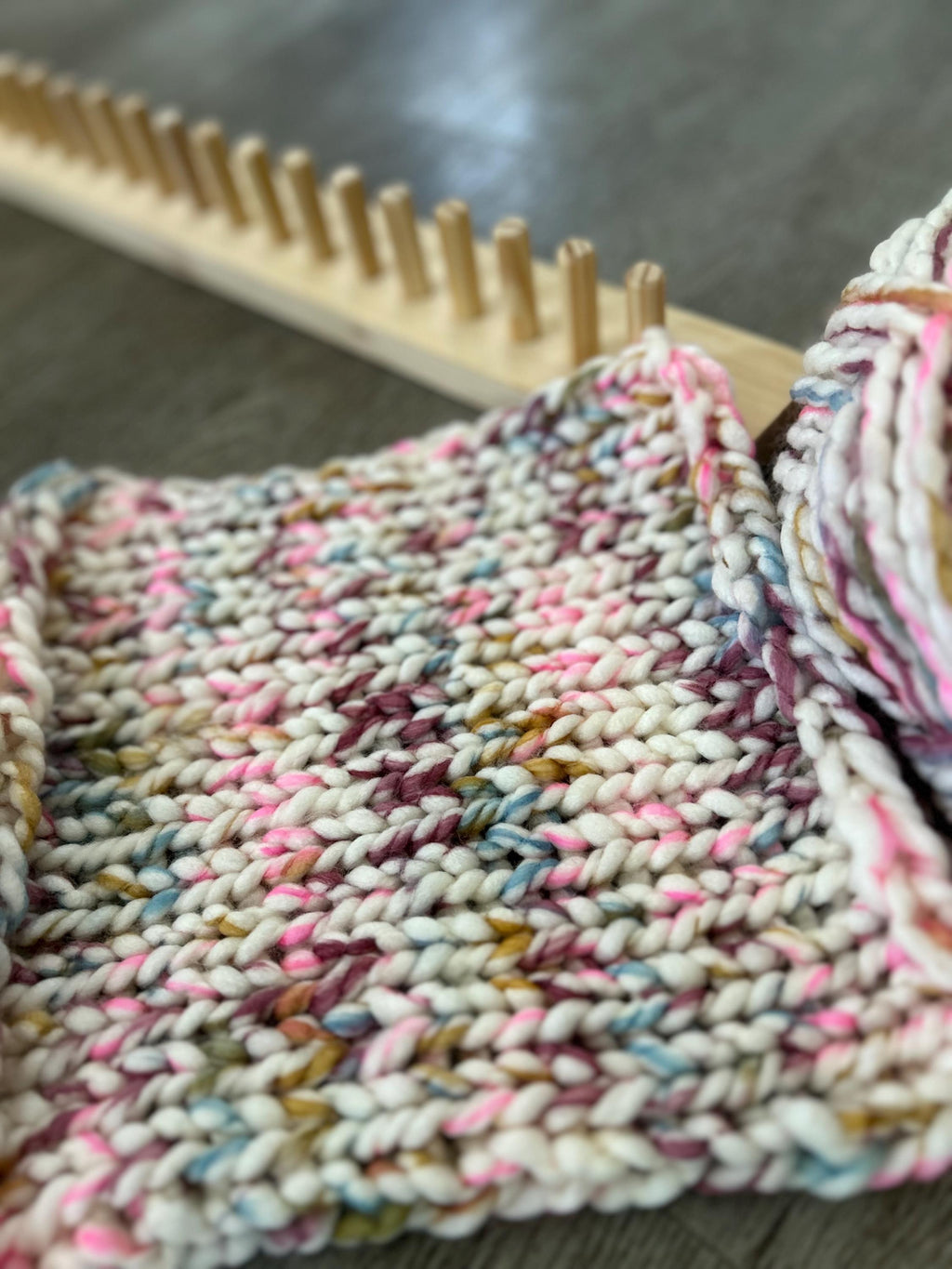 Blanket Loom for Bulky 6 Yarn - Customizable Knitting Loom - Foldable and portable