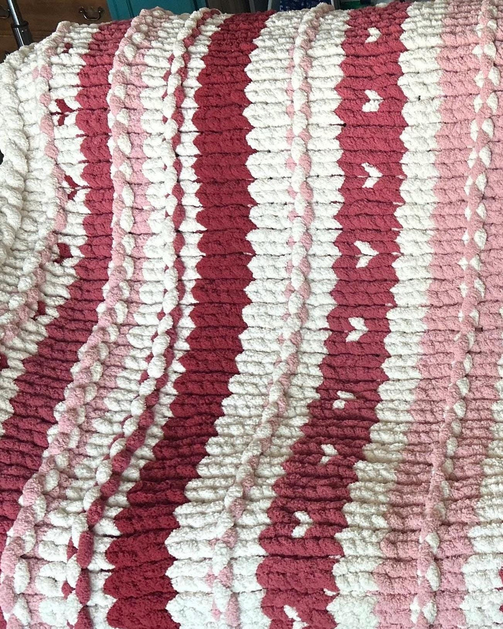 Chunky Blanket Pattern - Dotted Hearts (PDF File Only) - Finger Knitting