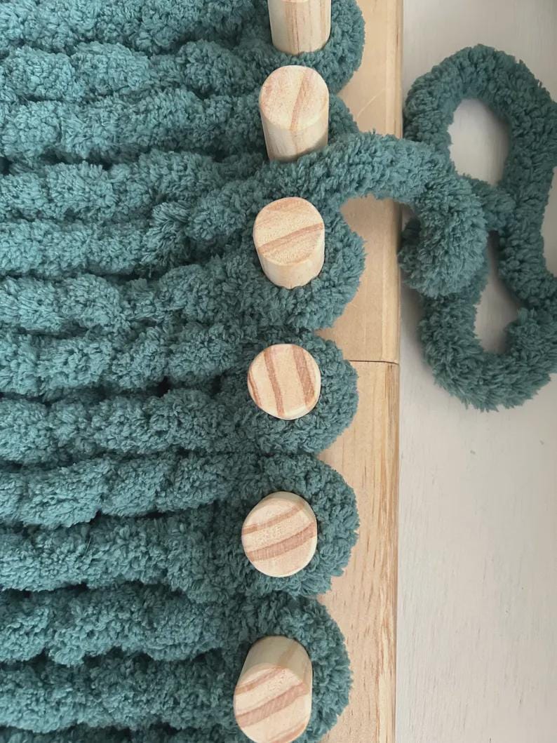 Blanket Loom for Chunky Yarn - Customizable Knitting Loom - Foldable and portable