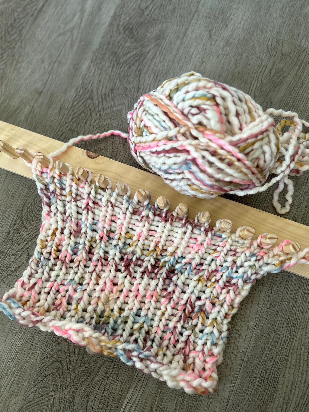 Blanket Loom for Bulky 6 Yarn - Customizable Knitting Loom - Foldable and portable